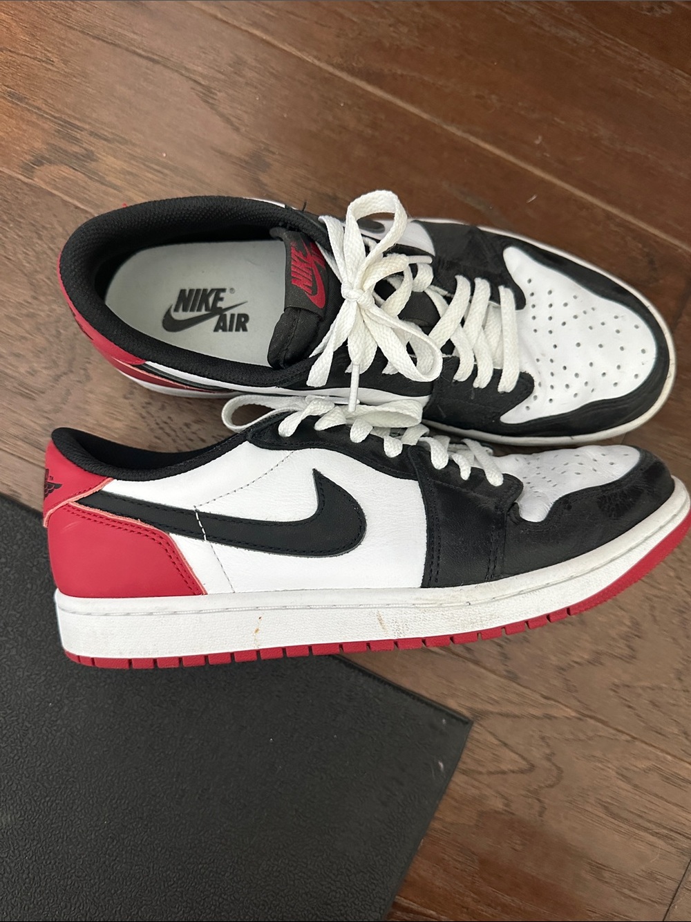 Nike Low-Top Sneakers in Black White Red